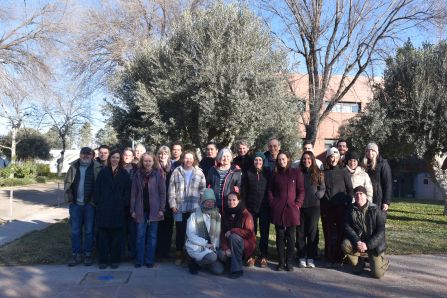 Participants of the Zaragoza meeting are a standing in front of a tree. 