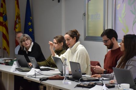 Participants in the Zaragoza meeting are around the table in discussion.